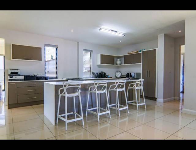 3 BEDROOM HOUSE FOR SALE IN MIDSTREAM HILL